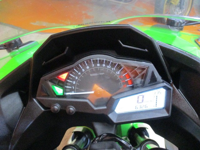 走行びっくり低走行の６３２６ｋｍ！！タコメーターがアナログなので目でも加速感が楽しめる一台ですよ！